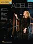 "Adele" mit Songtiteln. Sängerin in schwarzer Kleidung singt auf einer Bühne mit Mikrofon, Band im Hintergrund.