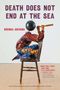 „DEATH DOES NOT END AT THE SEA“. Eine Person in buntem Gewand sitzt auf einem Stuhl und blickt durch ein Fernrohr., Buch