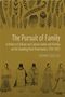 "The Pursuit of Family" von Thomas Grillot. Oben Federn, unten eine Zeichnung von fünf stehenden Figuren in traditionellen Kleidern., Buch