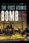 Oben steht: „Methodically researched and expertly written. – J. Bourboun, Choice“. „The First Atomic Bomb“ in großen Buchstaben. Darunter: „The Trinity Site in New Mexico“ von Janet Farrell Brodie. Darunter ist ein historisches Foto von Menschen um eine große Bombe., Buch