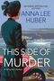 „National Bestselling Author Anna Lee Huber, This Side of Murder, A Verity Kent Mystery“. Frau beobachtet Schiff am Meer.