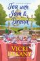 "Tea with Jam & Dread" und "Vicki Delany" sind im Vordergrund. Ein Tisch ist gedeckt mit Tee, Gebäck und Blumen.