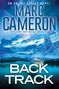 Titel: BACK TRACK. Autor: MARC CAMERON. Im Hintergrund schneebedeckte Berge und ein Kreuzfahrtschiff auf dem Wasser., Buch