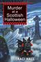 "Murder at a Scottish Halloween". Ein Hund mit Fledermausflügeln und Vampirumhang in einem nebligen Friedhof bei Vollmond., Buch