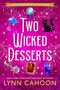 „A Kitchen Witch Mystery: Two Wicked Desserts“ von Lynn Cahoon. Magische Symbole, kätzchenartig, violetter Hintergrund.