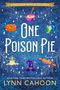 "One Poison Pie" von Lynn Cahoon. Illustration mit Hexenhut, Kuchen, Kerze, Elixier und Nudelholz auf blauem Hintergrund.