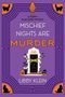 Text: "Mischief Nights Are Murder", "Libby Klein". Illustration: Tür mit Absperrband, Kürbisse, Katzen-Silhouetten, lila Hintergrund., Buch