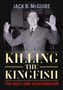 „JACK B. McGUIRE“, „KILLING THE KINGFISH“, „THE HUEY LONG ASSASSINATION“. Schwarz-weiß Foto eines lächelnden Mannes im Anzug.