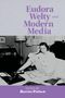 „Eudora Welty and Modern Media“, herausgegeben von Harriet Pollack. Frau sitzt nachdenklich auf einem Bett mit Schreibmaterial., Buch