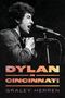 „DYLAN IN CINCINNATI“ und „GRALEY HERREN“ in bunten Buchstaben. Schwarz-Weiß-Foto eines Sängers am Mikrofon., Buch