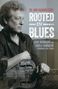 "The John Hammond Story: Rooted in Blues" steht in großer Schrift. Eine Person hält eine Resonatorgitarre.