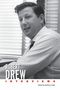 "Robert Drew Interviews" in schwarz-weiß, ein Mann im Hemd sitzt, bearbeitet von Geoffrey Lokke.