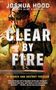 Text: "Joshua Hood, Former 82nd Airborne. CLEAR BY FIRE. A Search and Destroy Thriller.” Soldat mit Waffe vor Flammenhintergrund., Buch