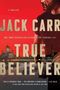 Texte: "A Thriller", "Jack Carr", "True Believer", Zitat von Lee Child. Mann vor rotem Hintergrund und Stadt am Fluss.