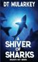 Texte: "DT Mularkey A Shiver of Sharks Drake's Key Series". Illustration: Ein Hai schwimmt im blauen Licht im Ozean., Buch