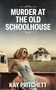 „Murder at the Old Schoolhouse“ oben, „Kay Pritchett“ unten. Frau vor altem Schulgebäude, trägt Sonnenbrille und Sommerkleid., Buch