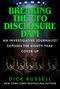 „UFOs & UAPs. An Investigative Journalist Dissects an Eighty-Year Cover-Up. Dick Russell. New York Times Bestselling Author.“  
Darunter Männer in Anzügen und Hüten, artifizielle Beleuchtung oben.