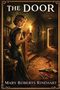 "The Door" von Mary Roberts Rinehart zeigt eine Frau mit Kerze in einem düsteren Flur mit Blutspur und Revolver., Buch