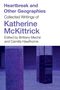 "Heartbreak and Other Geographies" von Katherine McKittrick. Ein Raum mit Säulen, blauer Beleuchtung und Lautsprechern., Buch