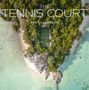 "The Tennis Court", "2027 Calendar", "Nick Pachelli". Oben ein Tennisplatz inmitten dichter Bäume an einer türkisfarbenen Küste., Kalender