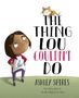 "The Thing Lou Couldn't Do" in großen Buchstaben, ein Mädchen schaut zu einer Katze, die auf den Buchstaben sitzt.