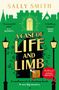 Titel: "A Case of Life and Limb". Ein Paket, blutige Flecken und Laternen im grünen Schattenspiel einer Stadt.