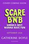 Auf lila Hintergrund: "Scare B'n'B: Ghouls Just Wanna Have Fun." Veröffentlichung September 2026 von Catherine Doyle.