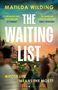 „THE WAITING LIST“ steht in großen Buchstaben. Im Hintergrund sieht man eine Frau und eine Szene in einem Vorort bei Sonnenuntergang.