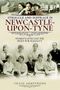 "Struggle and Suffrage in Newcastle-Upon-Tyne: Women's Lives and the Fight for Equality" von Craig Armstrong. Historisches Foto., Buch