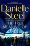 Text: "At a time of war, love became their greatest weapon. Danielle Steel. The True Meaning of Love." Szene: Bahnhof mit Paar.