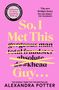 „So, I Met This Guy...“ mit vielen durchgestrichenen Eigenschaften. Gelber Hintergrund, schwarzer Text. Autorin: Alexandra Potter., Buch