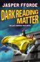 Text: "Jasper Fforde, Dark Reading Matter, The Last Thursday Next Novel." Illustration: Ein gelbes Auto mit einem Esel und einer Frau.