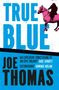Text: "TRUE BLUE", "JOE THOMAS", "'ONE OF OUR VERY BEST CONTEMPORARY CRIME WRITERS' DAVID PEACE". Reiter auf pinkem Pferd., Buch