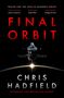 "Final Orbit" in roten Buchstaben, darunter "Chris Hadfield". Vorne ein Raumschiff, darunter ein heller Lichtschein am Horizont.