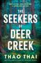Text: "TWO SISTERS. ONE PAINTING. A LONG-LOST SECRET. THE SEEKERS OF DEER CREEK. THAO THAI." Waldgemälde im Hintergrund., Buch