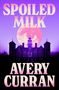 Text: "SPOILED MILK" und "AVERY CURRAN". Ein pink-rosa Auge vor einem großen Gebäude in lila Farben.