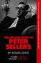 „The Life and Death of Peter Sellers“ von Roger Lewis. Ein nachdenklicher Mann trägt eine Brille, sitzt nachdenklich.