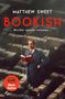 "Matthew Sweet, BOOKISH, Murder speaks volumes. Ein Mann im Anzug steht umgeben von Bücherstapeln, hält ein Buch.", Buch