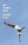"MY THIRD LIFE" und "Daniela Krien" stehen auf hellem Blau. Eine Person in einem weißen Anzug taucht kopfüber., Buch