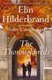 Buchtitel: "The Thoroughbreds", Autoren: Elin Hilderbrand und Shelby Cunningham. Herbstliche Allee, Menschen gehen durch Torbogen.