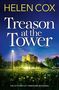 Titel: "Treason at the Tower" von Helen Cox. Ein nächtlicher Himmel über einem beleuchteten alten Turm mit blühenden Wiesen im Vordergrund., Buch