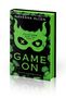 Weiße und grüne Schrift auf schwarzem Hintergrund: "NAVESSA ALLEN", "GAME ON". Grüne Maske mit X-Kreuz und Herz.