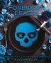 "FORBIDDEN FEASTS" in Blau über einem Teller mit blauem Totenkopf, umgeben von blauen Rosen und Besteck.