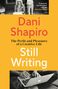 „Dani Shapiro Still Writing“ mit Untertitel. Frau mit Laptop sitzt vor einem Gebäude, begleitet von einem Hund.