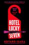 "FIND THE TRUTH. CHECK OUT ALIVE. HOTEL LUCKY SEVEN" auf rotem Türschild mit Pfeil durch den Text. Autor: Kotaro Isaka.