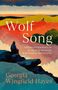 Unterschrift: Wolf Song. Eine Frau sitzt auf einem Felsen und schaut über farbige, abstrakte Landschaften.