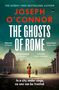 "THE GHOSTS OF ROME" von Joseph O'Connor, Rom-Kulisse, Frau in rotem Rock, Soldaten im Hintergrund.