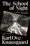 „The School of Night“ von Karl Ove Knausgaard. Zitat von Rachel Kushner. Winterlandschaft mit schneebedeckter Straße.