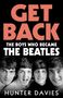„GET BACK: THE BOYS WHO BECAME THE BEATLES“ und „HUNTER DAVIES“. Schwarz-weiß Foto von vier jungen Männern.