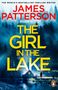 Text: "THE WORLD'S BESTSELLING THRILLER WRITER", "JAMES PATTERSON", "THE GIRL IN THE LAKE". Szene: Haus am Fluss, Person im Wald., Buch